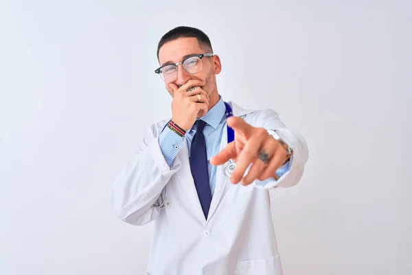 Młody Lekarz Noszący Stetoskop Odosobnionym Tle Śmiejący Się Ciebie Wskazujący — Zdjęcie stockowe