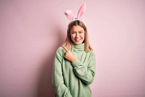 Joven Hermosa Mujer Con Orejas Conejo Pascua Pie Sobre Fondo —  Fotos de Stock