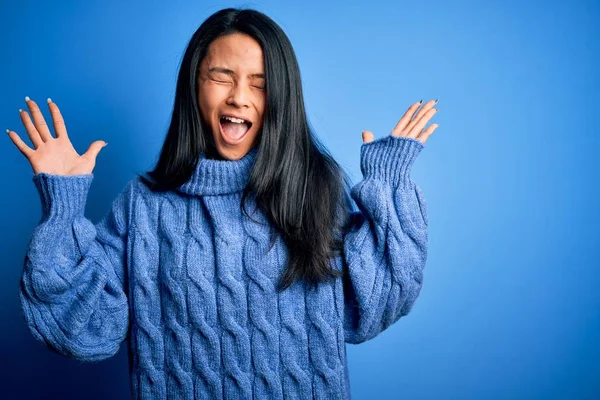 Ung Vacker Kinesisk Kvinna Bär Casual Tröja Över Isolerad Blå — Stockfoto