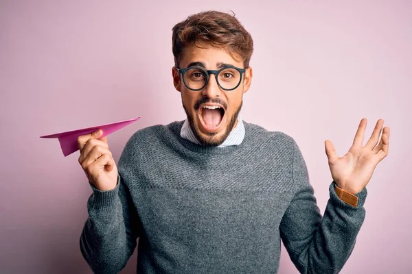 Joven Hombre Guapo Sosteniendo Aviones Papel Con Gafas Sobre Fondo —  Fotos de Stock