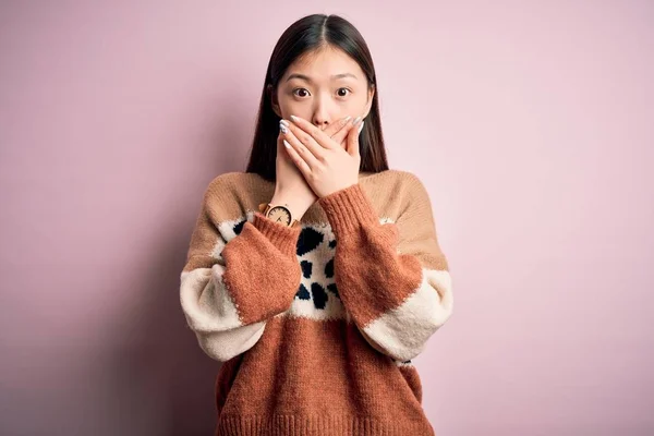 Young Beautiful Asian Woman Wearing Animal Print Fashion Sweater Pink — 스톡 사진