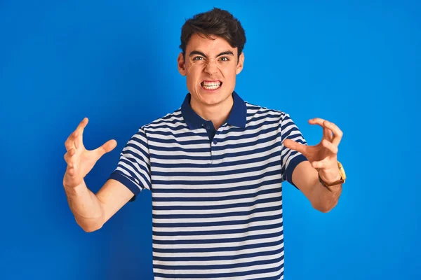 Adolescente Chico Usando Casual Camiseta Pie Sobre Azul Aislado Fondo —  Fotos de Stock