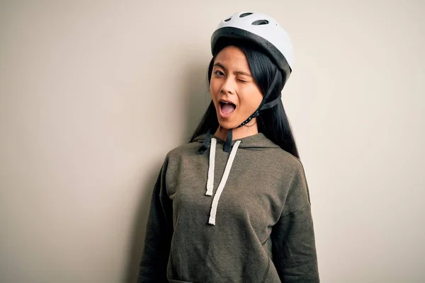 Wanita Muda Cina Cantik Mengenakan Helm Sepeda Atas Latar Belakang — Stok Foto