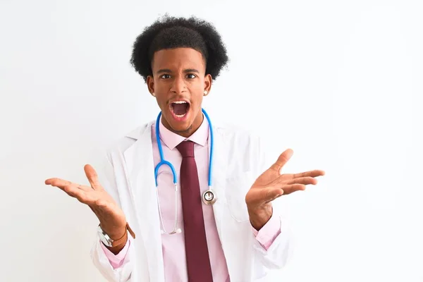 Jovem Médico Afro Americano Vestindo Estetoscópio Sobre Fundo Branco Isolado — Fotografia de Stock