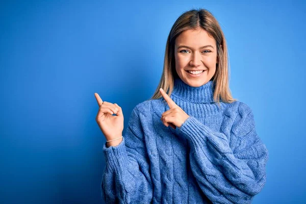 Jonge Mooie Blonde Vrouw Dragen Winterwol Trui Blauw Geïsoleerde Achtergrond — Stockfoto