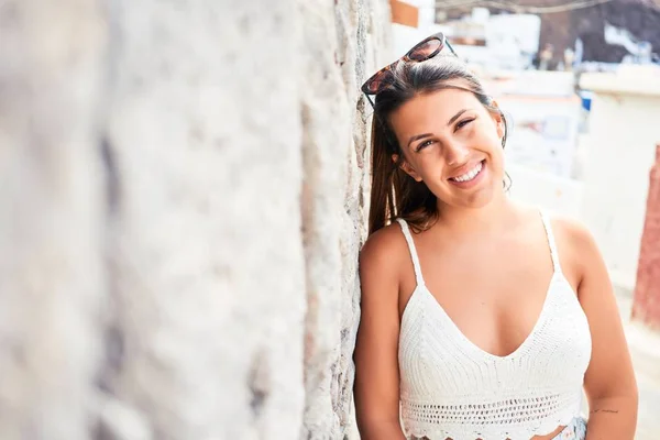 Hermosa Chica Apoyada Pared Blanca Joven Mujer Amigable Sonriendo Feliz —  Fotos de Stock