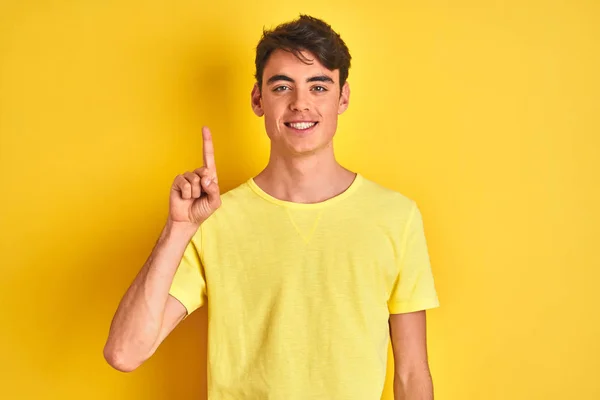 Tiener Jongen Draagt Geel Shirt Geïsoleerde Achtergrond Tonen Wijzen Met — Stockfoto
