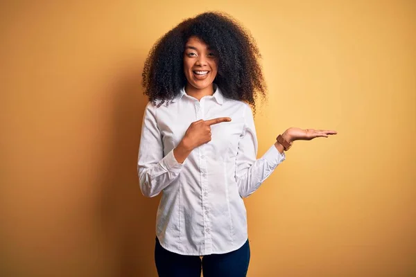 Joven Hermosa Afroamericana Elegante Mujer Con Pelo Afro Pie Sobre — Foto de Stock