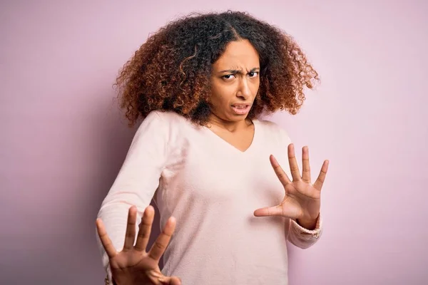 Mujer Afroamericana Joven Con Pelo Afro Vistiendo Suéter Casual Sobre — Foto de Stock