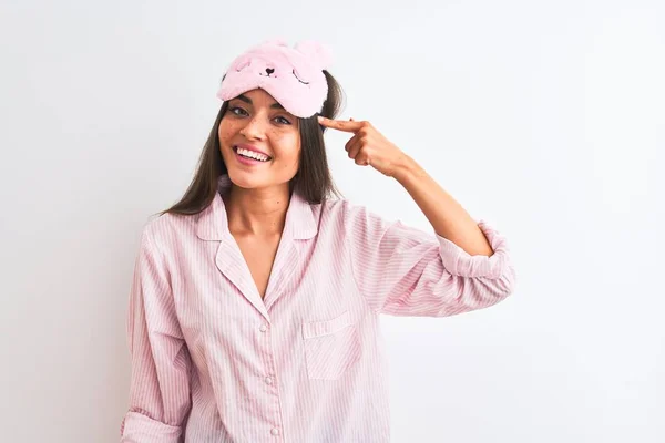 Jovem Mulher Bonita Usando Máscara Sono Pijama Sobre Fundo Branco — Fotografia de Stock