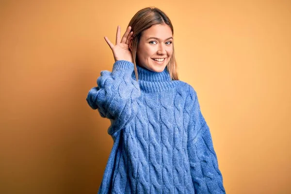 Young Beautiful Blonde Woman Wearing Turtleneck Sweater Yellow Isolated Background — Stok fotoğraf