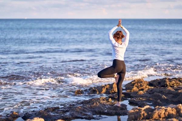 Joven Hermosa Deportista Practicando Yoga Entrenador Posturas Enseñanza Playa — Foto de Stock