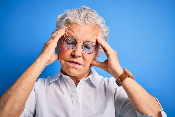 Senior Mooie Vrouw Dragen Elegante Shirt Bril Geïsoleerde Blauwe Achtergrond — Stockfoto