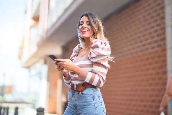 Joven Hermosa Mujer Sonriendo Feliz Confiado Pie Usando Smartphone Calle — Foto de Stock