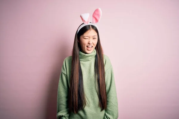 Jonge Aziatische Vrouw Dragen Schattig Paashaas Oren Roze Achtergrond Knipperen — Stockfoto