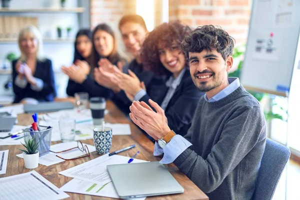 Gruppo Imprenditori Sorridenti Felici Fiduciosi Lavorare Insieme Con Sorriso Sul — Foto Stock