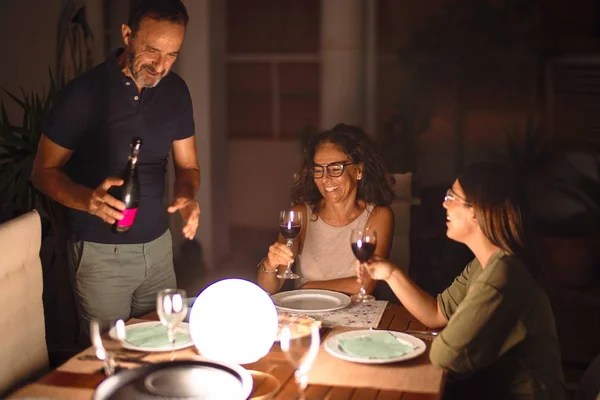 Bella Cena Famiglia Bere Una Tazza Vino Sorridente Sulla Terrazza — Foto Stock