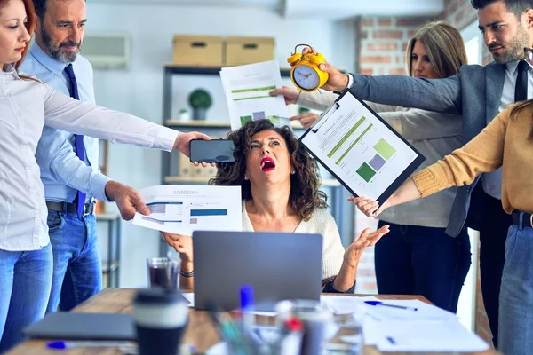 Gruppe Von Geschäftsleuten Die Zusammenarbeiten Partner Betonen Einen Von Ihnen — Stockfoto