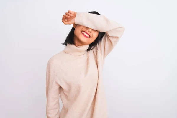 Mulher Chinesa Jovem Vestindo Camisola Gola Alta Sobre Fundo Branco — Fotografia de Stock