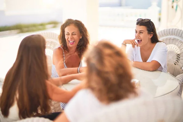 Hermoso Grupo Mujeres Sentadas Terraza Hablando Sonriendo — Foto de Stock