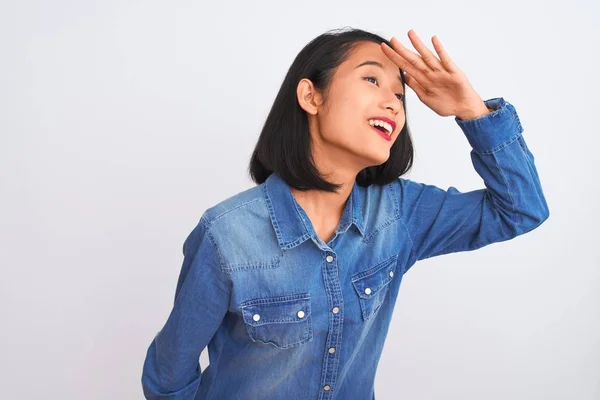 Joven Hermosa Mujer China Con Camisa Mezclilla Pie Sobre Fondo — Foto de Stock