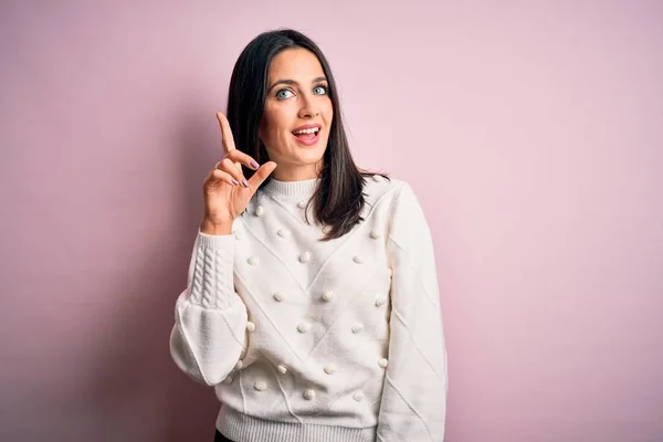 Jonge Brunette Vrouw Met Blauwe Ogen Dragen Casual Trui Geïsoleerde — Stockfoto