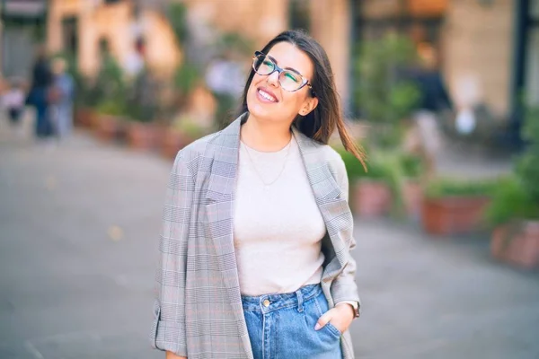 Joven Hermosa Mujer Sonriendo Feliz Confiado Pie Con Sonrisa Cara — Foto de Stock