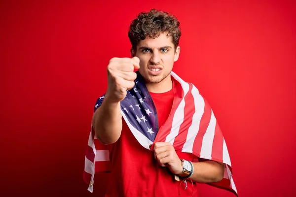 Ung Blond Patriotisk Man Med Lockigt Hår Bär Usa Flagga — Stockfoto