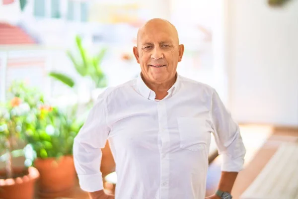 Hombre Guapo Mayor Sonriendo Con Alegría Confianza Sentado Con Sonrisa — Foto de Stock