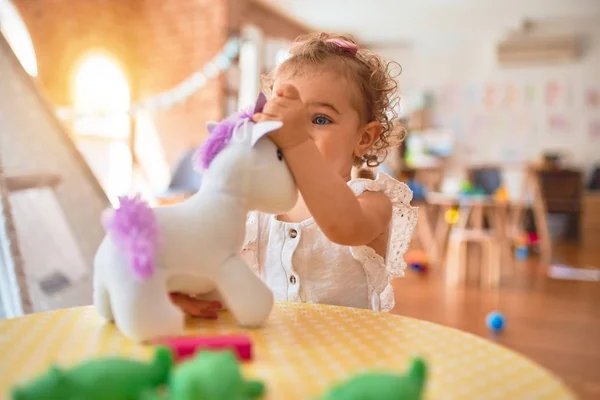 Schöne Kaukasische Säugling Spielt Mit Spielzeug Bunten Spielzimmer Fröhlich Und — Stockfoto