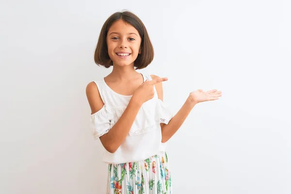 Junges Schönes Kindermädchen Lässigem Kleid Das Über Isoliertem Weißem Hintergrund — Stockfoto