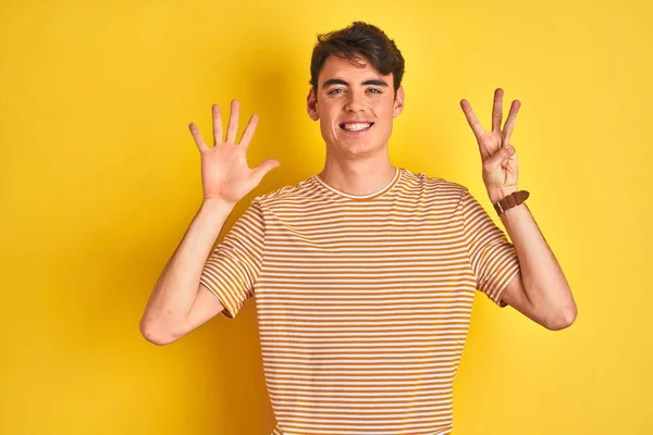 Adolescente Niño Vistiendo Camiseta Amarilla Sobre Fondo Aislado Mostrando Apuntando — Foto de Stock