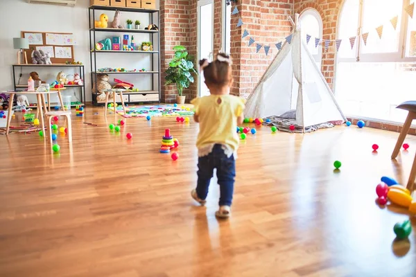 Bellissimo Bambino Che Gioca Con Cannucce Strisce Piedi All Asilo — Foto Stock