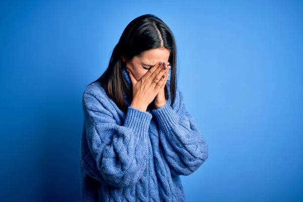 Mujer Morena Joven Con Ojos Azules Que Usa Suéter Casual — Foto de Stock