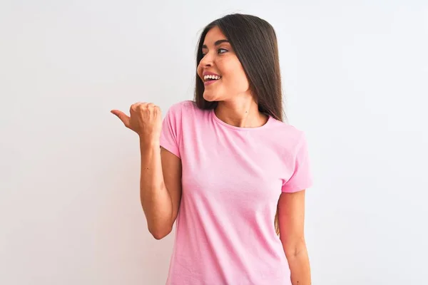 Joven Hermosa Mujer Vistiendo Rosa Camiseta Casual Pie Sobre Fondo —  Fotos de Stock