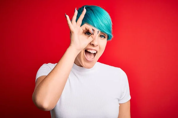 Mujer Hermosa Joven Con Pelo Azul Manera Que Usa Camiseta —  Fotos de Stock