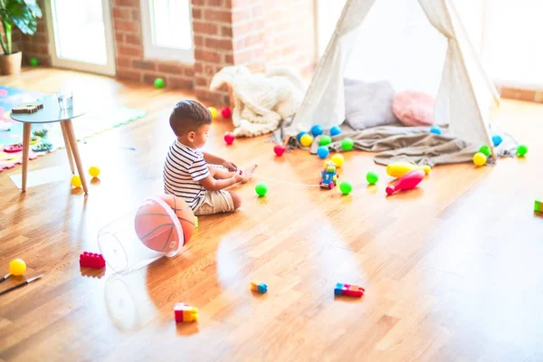 Lindo Menino Criança Sentado Chão Jogando Dentro Tipi Jardim Infância — Fotografia de Stock