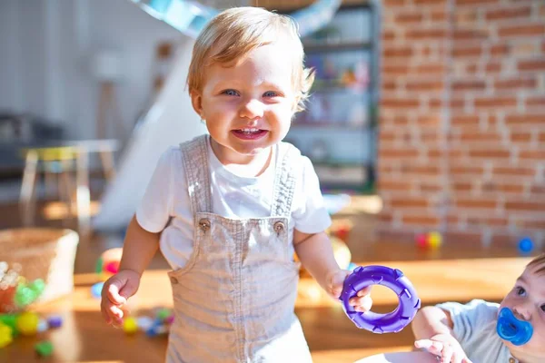 Adorável Loira Criança Sorrindo Feliz Brincando Torno Lotes Brinquedos Jardim — Fotografia de Stock