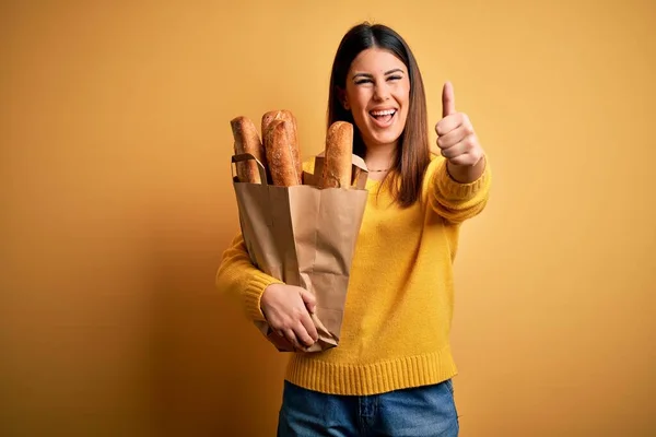 Junge Schöne Frau Hält Eine Tüte Mit Frischem Gesundem Brot — Stockfoto