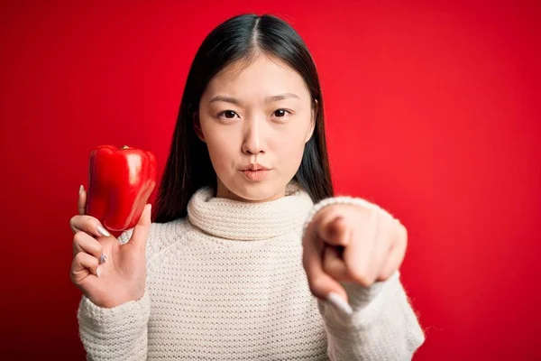 Giovane Donna Asiatica Possesso Pepe Rosso Sano Fresco Sfondo Isolato — Foto Stock