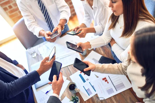 Grupo Trabajadores Negocios Pie Con Las Manos Juntas Usando Teléfono — Foto de Stock