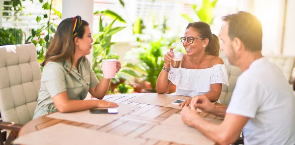 Mooie Familie Zit Terras Drinken Kopje Koffie Spreken Glimlachen — Stockfoto