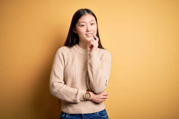 Young Beautiful Asian Woman Wearing Casual Sweater Yellow Isolated Background — 스톡 사진