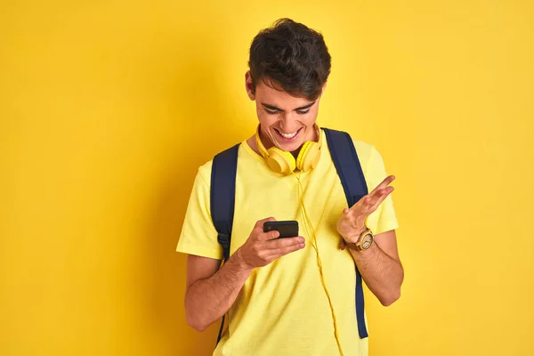 Ragazzo Adolescente Che Indossa Cuffie Utilizzando Smartphone Sfondo Isolato Molto — Foto Stock