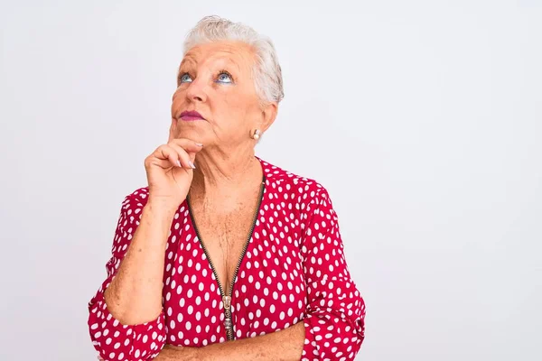 Starší Šedovlasá Žena Červené Neformální Bundě Stojící Nad Osamělým Bílým — Stock fotografie