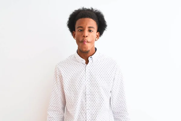 Ung Afrikansk Amerikansk Man Bär Elegant Skjorta Stående Över Isolerad — Stockfoto