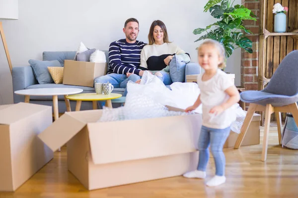 Hermosa Familia Padres Sentados Sofá Bebiendo Café Mirando Hijo Jugando — Foto de Stock