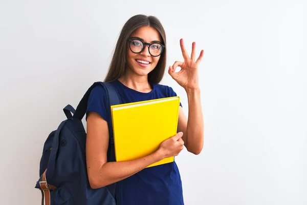 Joven Estudiante Con Gafas Mochila Sosteniendo Libro Sobre Fondo Blanco — Foto de Stock