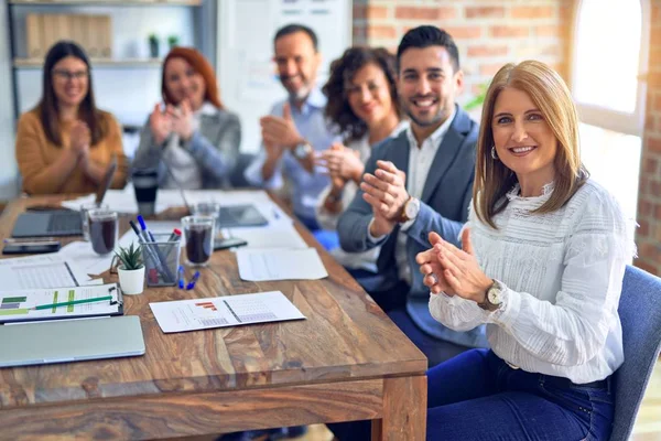 Eine Gruppe Von Geschäftsleuten Lächelt Glücklich Und Zuversichtlich Mit Einem — Stockfoto