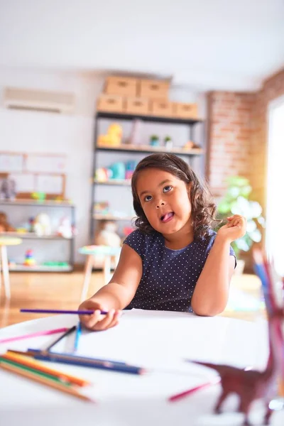 Menina Bonita Criança Desenho Bonito Desenhar Usando Lápis Coloridos Jardim — Fotografia de Stock